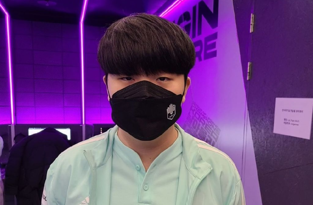 开云-DK碾压MAD，Zeus关键团战开团秒人宿敌对决小组赛，让粉丝疯狂欢呼