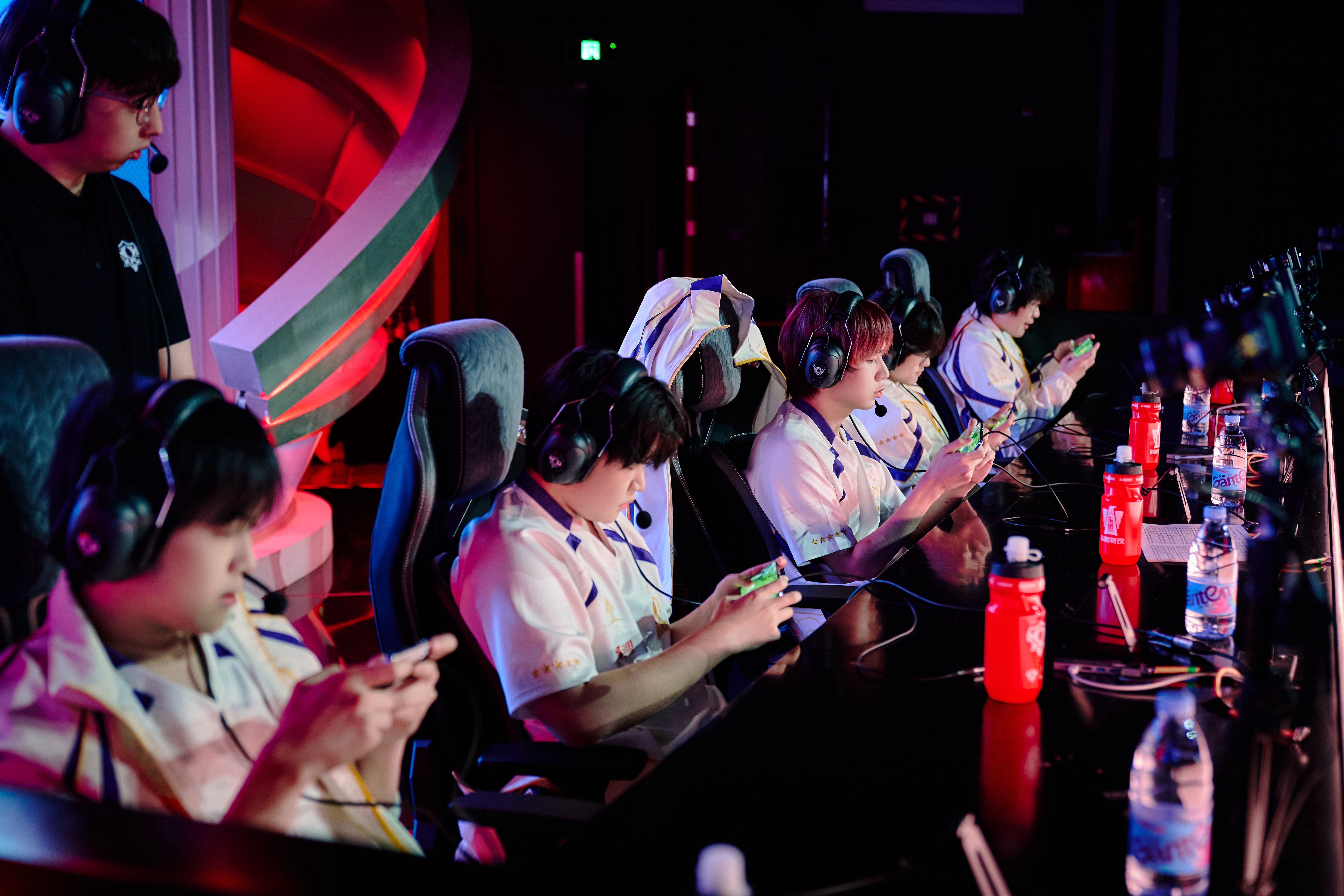 DK碾压MAD,Zeus关键团战开团秒人宿敌对决小组赛,让粉丝疯狂欢呼 DK碾压MAD,Zeus关键团战开团秒人宿敌对决小组赛,让粉丝疯狂欢呼